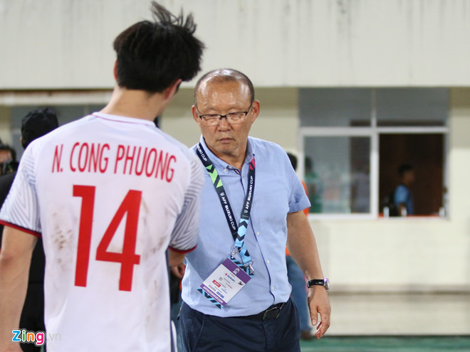 HLV Park Hang-seo gui mat thu cho Duy Manh trong chien thang Lao hinh anh 1